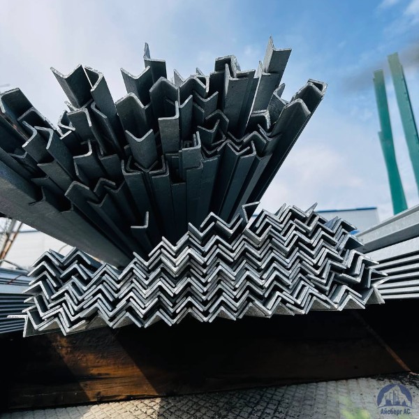 Уголок горячекатаный